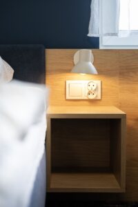 gniazdko koło lóżka