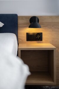 gniazdko koło lóżka