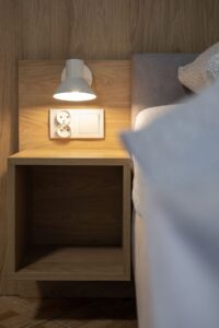 gniazdko koło lóżka